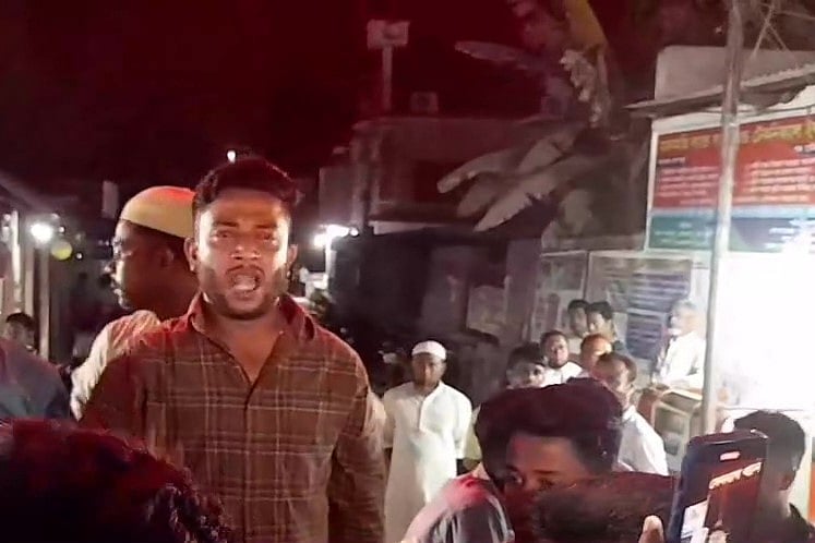 পথসভায় বক্তব্য দিচ্ছেন ছাত্রদল নেতা মো. সানাউল্লাহ