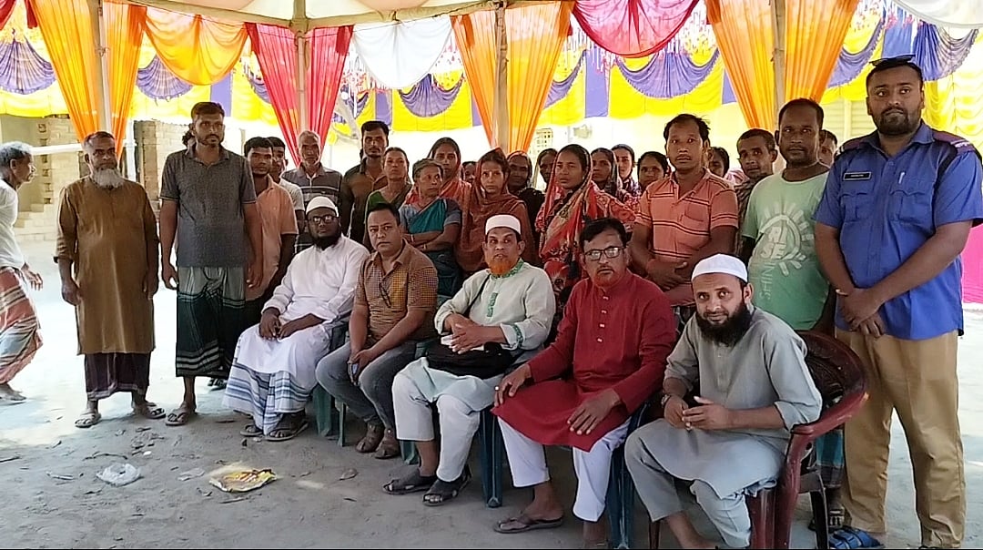 ফিরে এল সম্প্রীতি। মঙ্গলবার সকালে দিনাজপুর সদর ‍উপজেলার বনতাড়া গ্রামে হরিবাসর মন্দির মাঠে