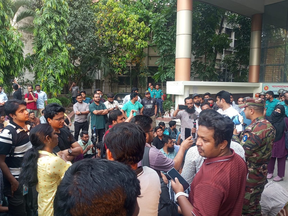 ৪৬তম বিসিএসের লিখিত পরীক্ষা পেছানোর দাবিতে চাকরিপ্রত্যাশীদের বিক্ষোভ