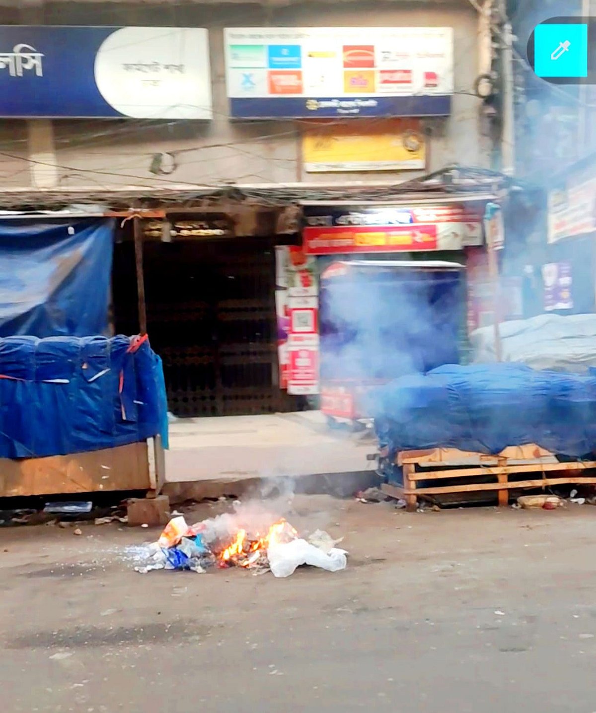 রাজধানীর সড়কে সকালে আবর্জনা সংগ্রহ করে তা পোড়ানো হচ্ছে। রাজধানীর পূর্ব তেজতুরী বাজার