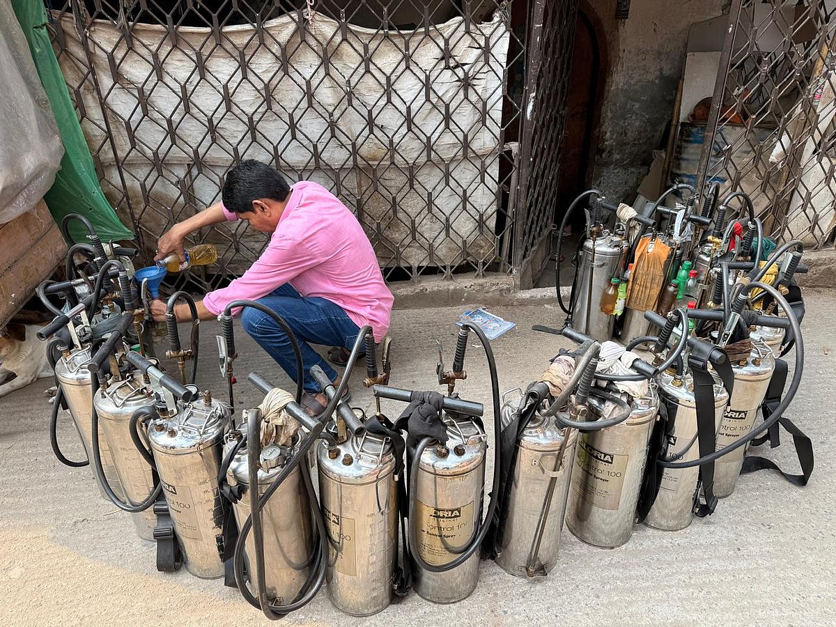 ঢাকা উত্তর সিটির তিন নম্বর ওয়ার্ডে মশক নিধনের  জন্য ওষুধ ও ছিটানোর যন্ত্র প্রস্তুত করা হচ্ছে। গত রোববার সকালে মিরপুর প্যারিস রোড এলাকায় তোলা