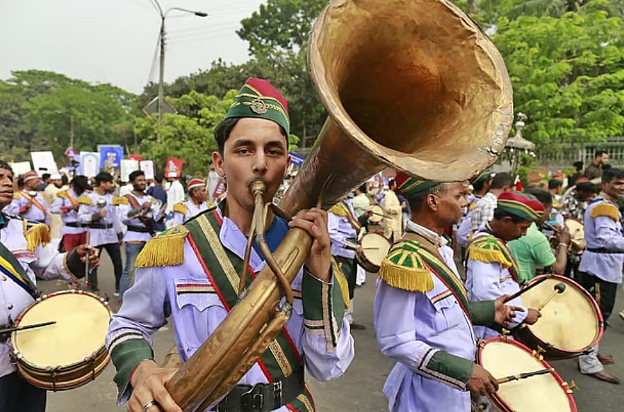ব্যান্ডদলের বাদ্যের তালে তালে ঈদ আনন্দমিছিল।