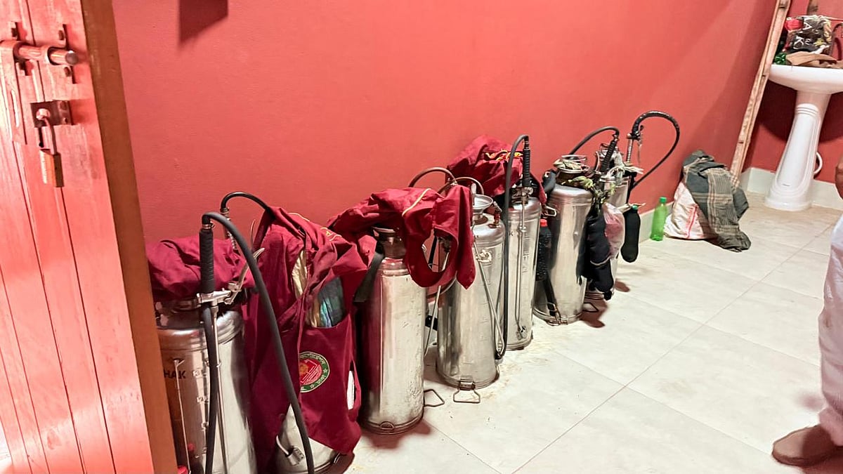 মশা মারার সব ওষুধ ও যন্ত্রপাতি রাখা আছে। মশকনিধনকর্মীরা এগুলো ব্যবহার করেননি