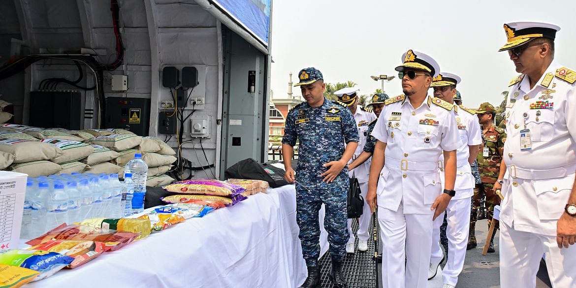 যাত্রা শুরুর আগে নৌবাহিনীর প্রধান অ্যাডমিরাল মোহাম্মদ নাজমুল হাসান ত্রাণসামগ্রী পাঠানোর ক্ষেত্রে নেওয়া কার্যক্রম পরিদর্শন করেন