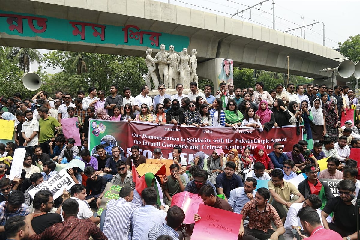 আজ মঙ্গলবার দুপুরে ঢাকা বিশ্ববিদ্যালয়ের রাজু ভাস্কর্যের সামনে ফিলিস্তিনে গণহত্যার প্রতিবাদে বাংলাদেশ জাতীয়তাবাদী ছাত্রদল বিক্ষোভ সমাবেশ করে। সেখানে বক্তব্য দেন বিএনপি নেতা সালাহ উদ্দিন আহমদ
