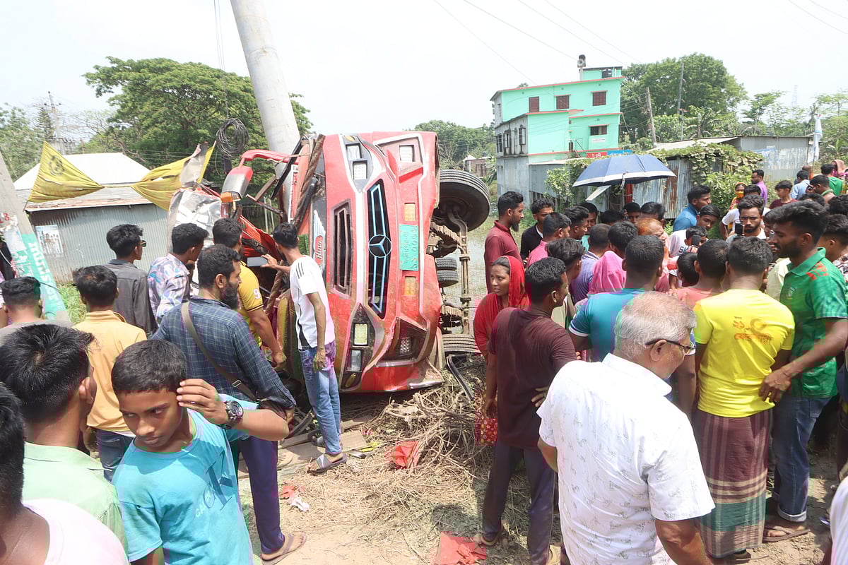 বাস নিয়ন্ত্রণ হারিয়ে সড়কের পাশের পুকুরে পড়ে সাতজন নিহত হয়েছেন। গত মঙ্গলবার ফরিদপুর সদর উপজলার বাখুন্ডা এলাকায়