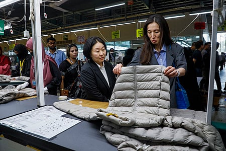 ইয়াংওয়ান করপোরেশনের কারখানা ও কারখানায় তৈরি পণ্য ঘুরে দেখেন বিদেশি বিনিয়োগকারী। গতকাল সকালে চট্টগ্রামের আনোয়ারায় কেইপিজেডে