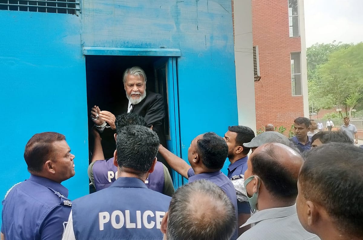 মানিকগঞ্জ জেলা আওয়ামী লীগের সভাপতি গোলাম মহীউদ্দীনকে আদালত থেকে কারাগারে নেওয়া হচ্ছে। আজ মঙ্গলবার বেলা সোয়া ১১টার দিকে জেলা ও দায়রা জজ আদালত প্রাঙ্গণে