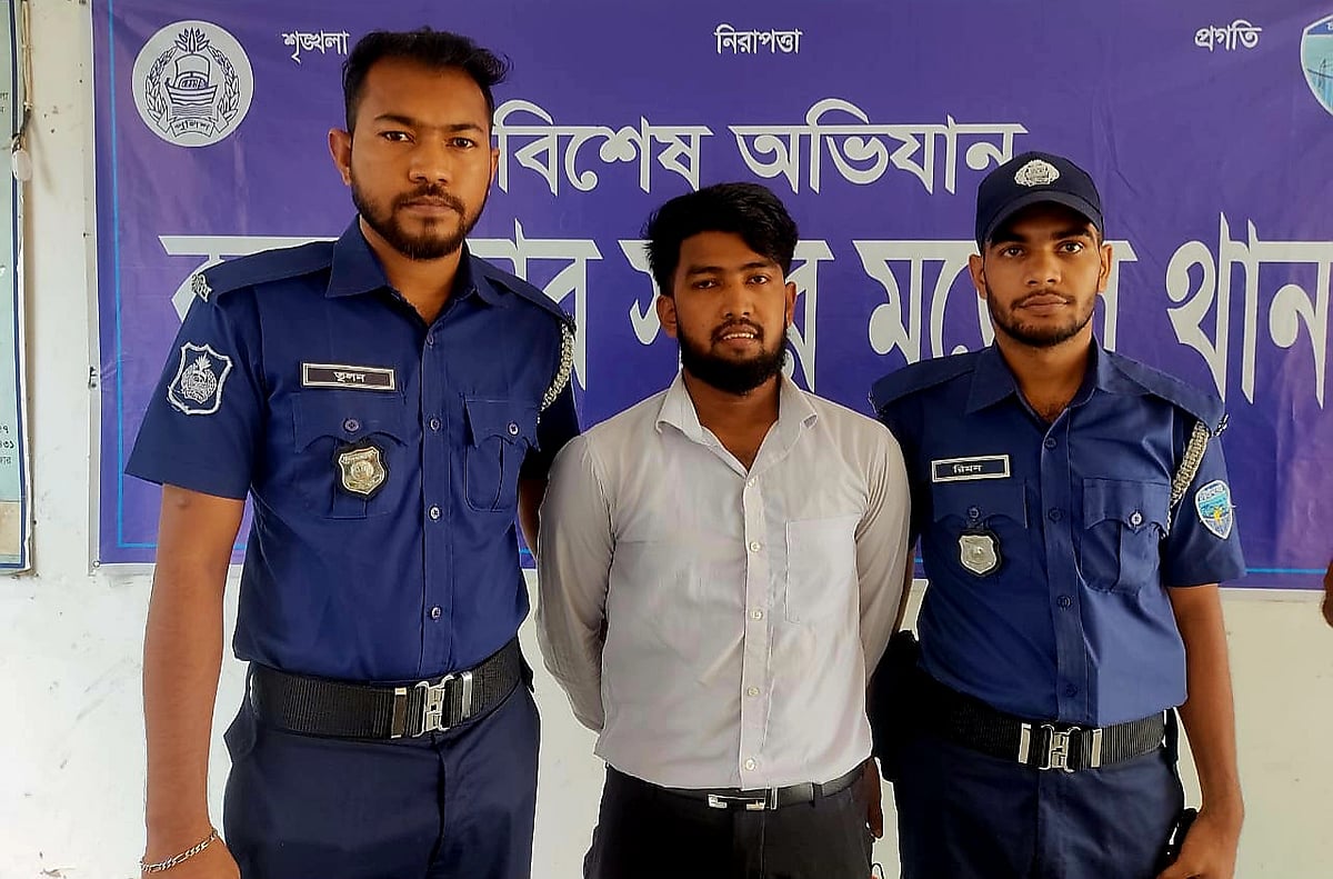 কক্সবাজারে রেস্তোরাঁয় ভাঙচুরের ঘটনায় আটক তরুণ। আজ দুপুরে