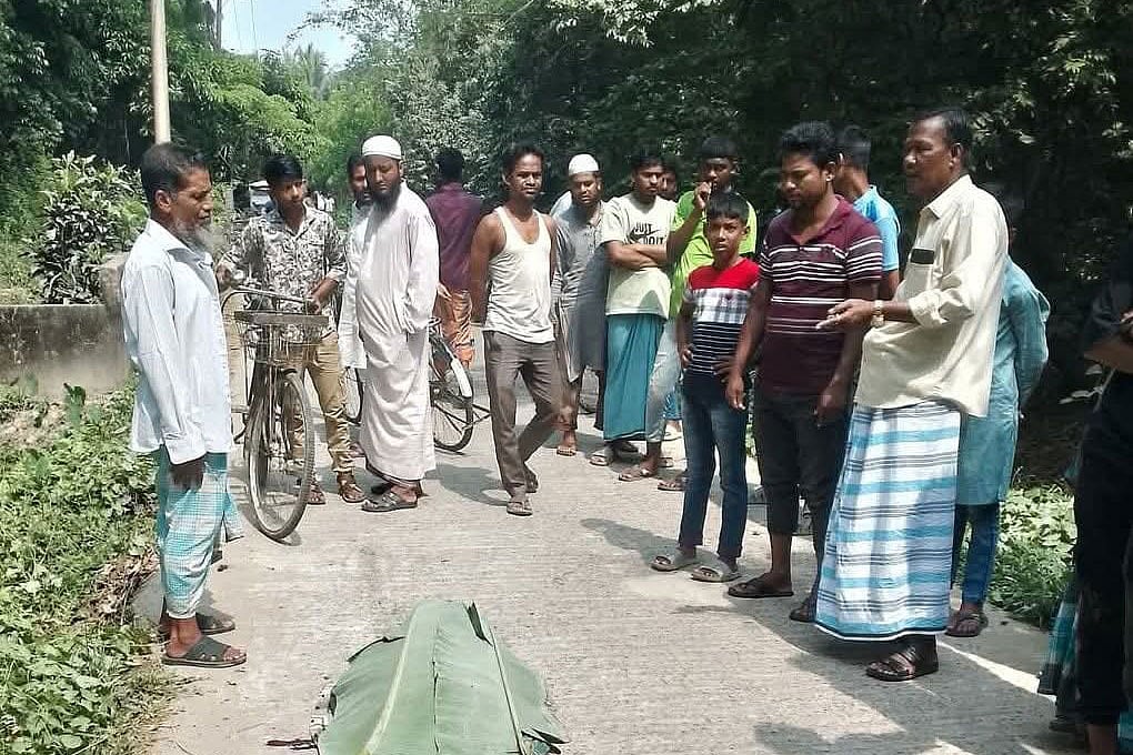 চট্টগ্রামের দ্বীপ উপজেলা সন্দ্বীপের এই গ্রামীণ সড়কে ট্রাকের নিচে চাপা পড়ে মারা যায় এক কিশোর