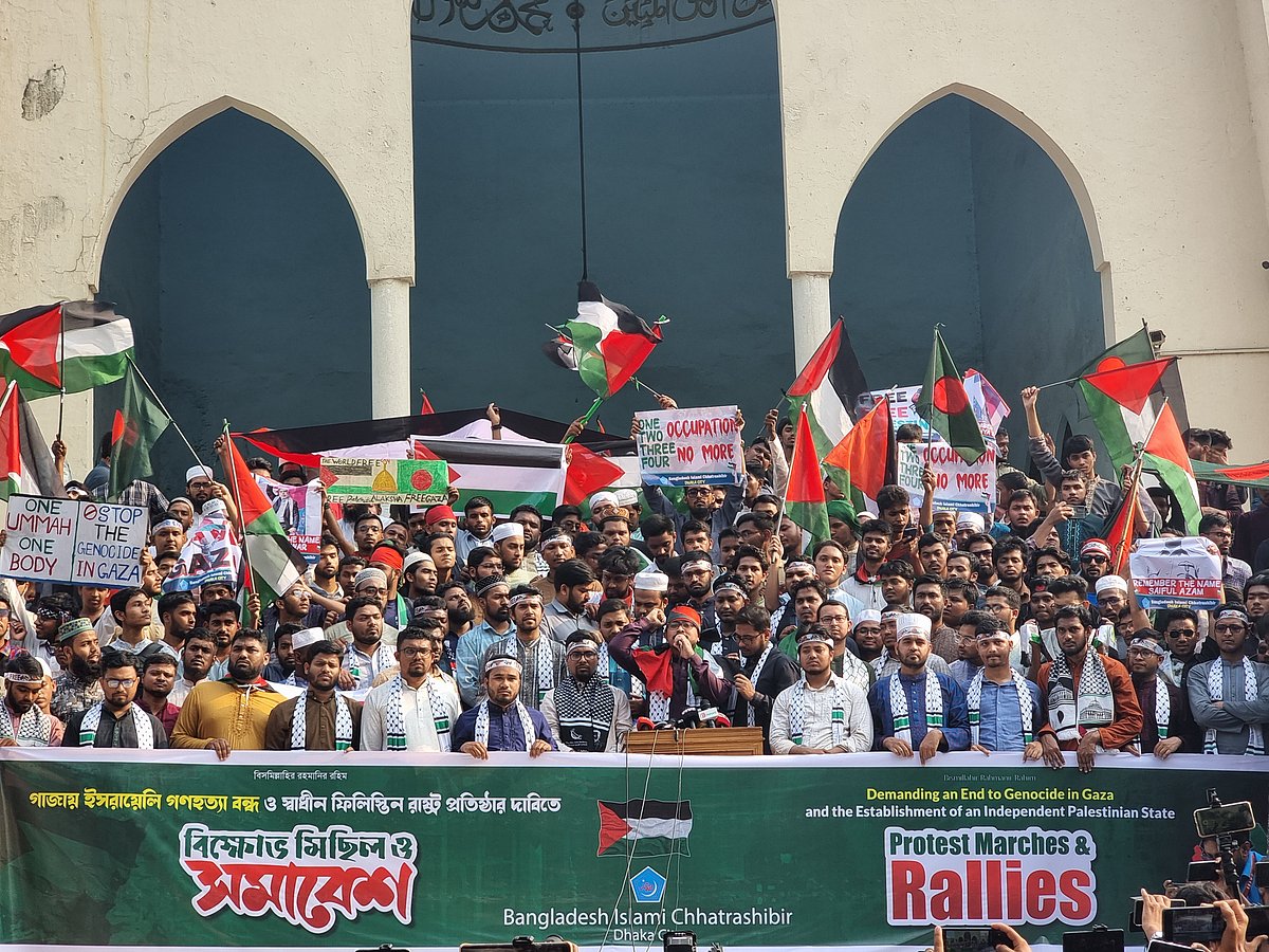 জাতীয় মসজিদ বায়তুল মোকাররমের উত্তর ফটকে সমাবেশে শিবিরের নেতারা বক্তব্য দেন