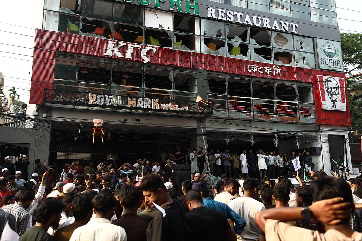 গাজায় ইসরায়েলি হামলার প্রতিবাদে সিলেটে বিক্ষোভের সময় নগরের মিরবক্সটুলা এলাকায় র‍য়্যাল মার্ক হোটেলে ভাঙচুর করে বিক্ষুব্ধ জনতা। ওই হোটেলের দ্বিতীয় তলায় ‘কেএফসি’ আছে