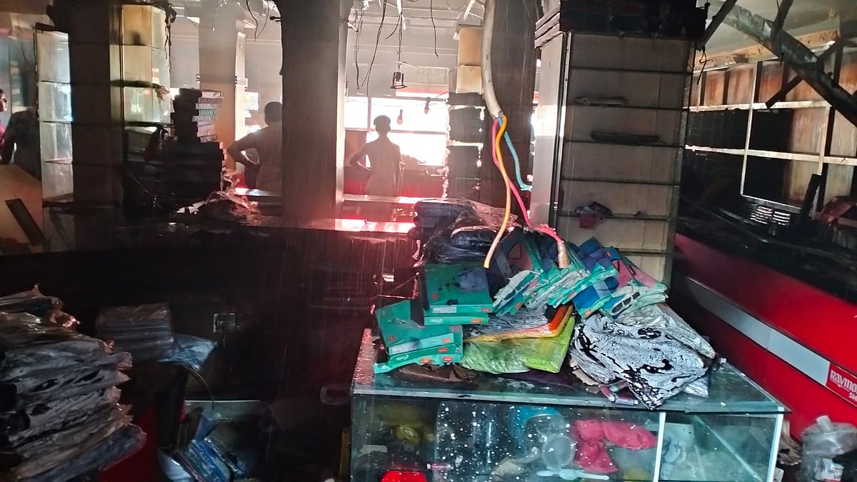 ফরিদপুরে একটি বহুতল মার্কেটের দ্বিতীয় তলায় আগুনে বেশ ক্ষয়ক্ষতির চিত্র দেখা যায়। আজ সকালে শহরের আলীমুজ্জামান বেইলি সেতুসংলগ্ন রূপসা সুপারমার্কেটে
