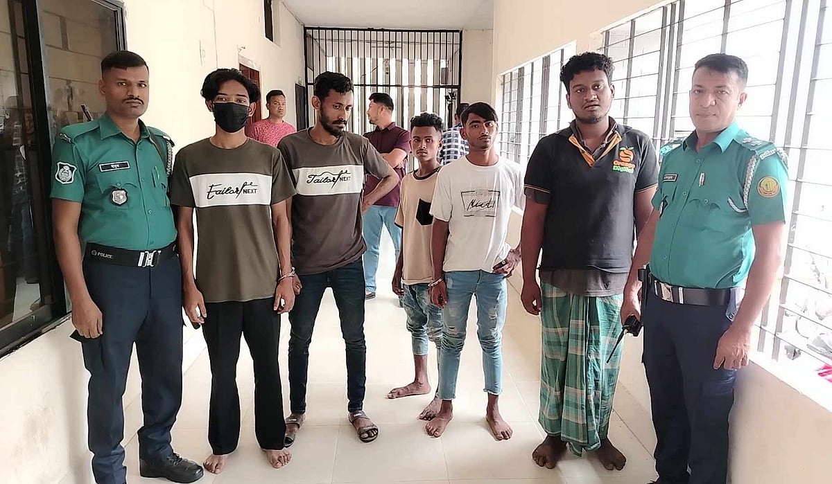 সিলেট শহরে ইসরায়েলবিরোধী বিক্ষোভ মিছিল থেকে হামলা, ভাঙচুর ও লুটপাটের ঘটনায় ১৮ জনকে আটক করেছে পুলিশ। সিলেট কোতোয়ালী থানায় আটককৃতদের কয়েকজন