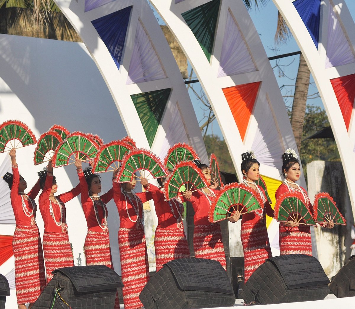 বান্দরবানে মারমা শিল্পীদের পাখা নৃত্য