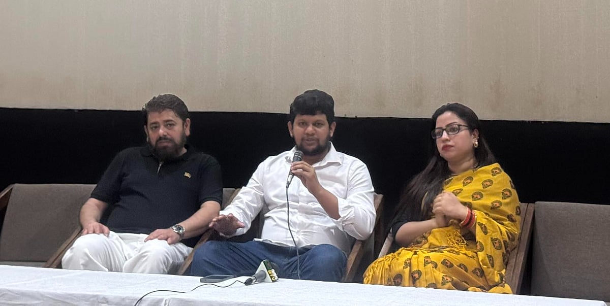 এফডিসির জহির রায়হান মিলনায়তনে কথা বলছেন তথ্য ও সম্প্রচার মন্ত্রণালয়ের উপদেষ্টা মাহফুজ আলম। আছেন চিত্রনায়ক নাঈম (বামে) ও এফডিসির এমডি মাসুমা রহমান (ডানে)