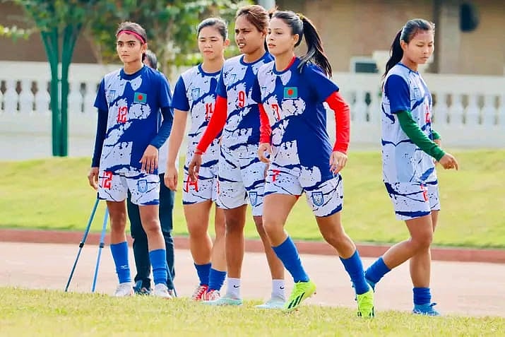 কৃঞ্চা ও সানজিদা ছিলেন অনুশীলনে। সুমাইয়া (বাঁ থেকে দ্বিতীয়) ভুটানে খেলতে যাওয়ায় অনুশীলনে থাকতে পারেননি