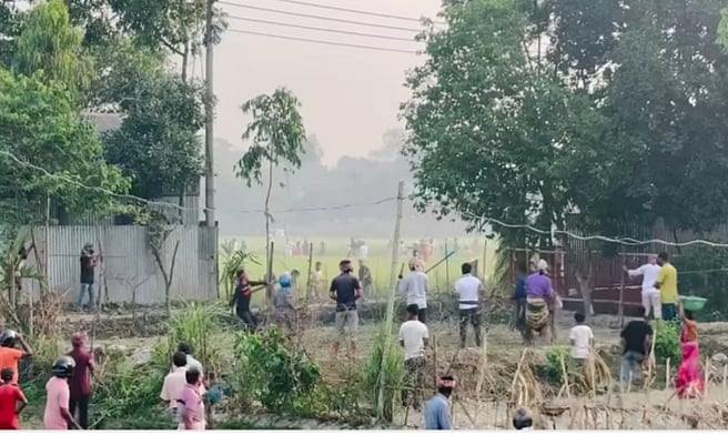 সরাইল উপজেলার নোয়াগাঁও ইউনিয়নের তেরকান্দা গ্রামে দুই পক্ষের মধ্যে সংঘর্ষ হয়েছে। আজ মঙ্গলবার সকালে