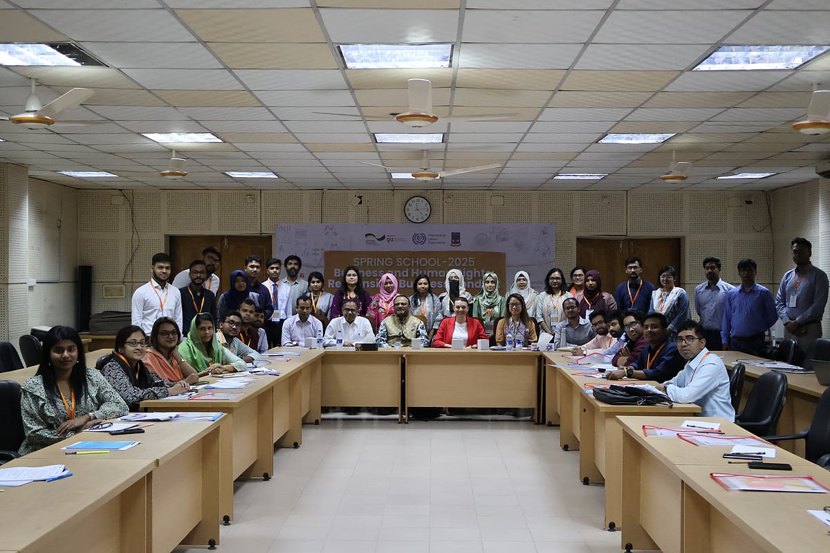 কুমিল্লার বার্ডে অনুষ্ঠিত স্প্রিং স্কুলে ঢাকা বিশ্ববিদ্যালয়ের উপাচার্য ও অন্য অতিথিদের সঙ্গে অংশগ্রহণকারীরা