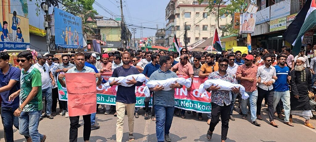 ফিলিস্তিনের গাজায় ইসরায়েলের গণহত্যার প্রতিবাদে নেত্রকোনায় বিক্ষোভ মিছিল করেছে ছাত্রদল। মঙ্গলবার দুপুরে