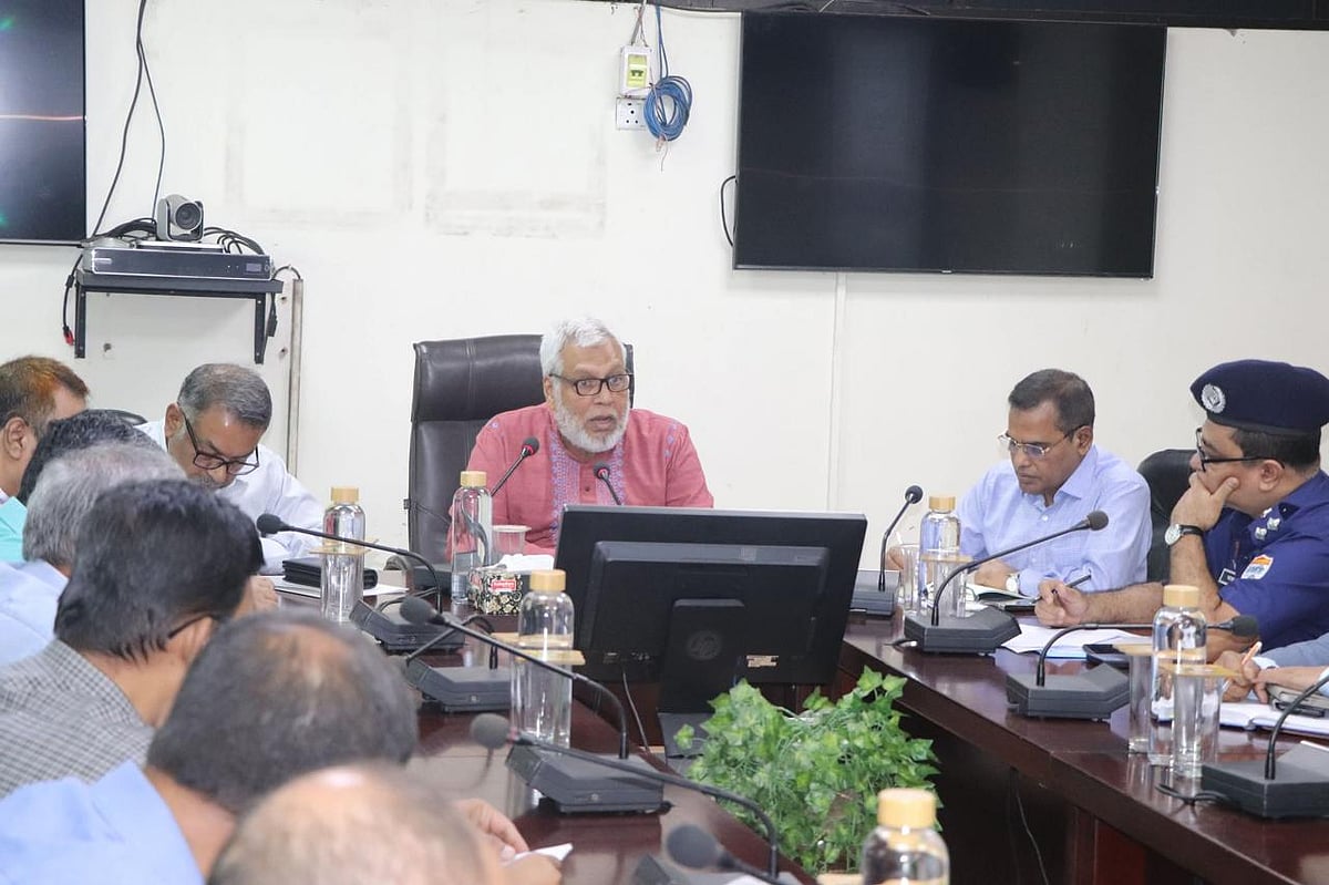 রেল ভবনে মতবিনিময় সভায় রেল মন্ত্রণালয়ের উপদেষ্টা মুহাম্মদ ফাওজুল কবির খান বক্তব্য দেন