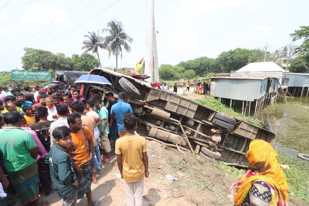 বাস নিয়ন্ত্রণ হারিয়ে সড়কের পাশে খাদে পড়েছে। আজ মঙ্গলবার ফরিদপুরের বাখুন্ডা এলাকায়