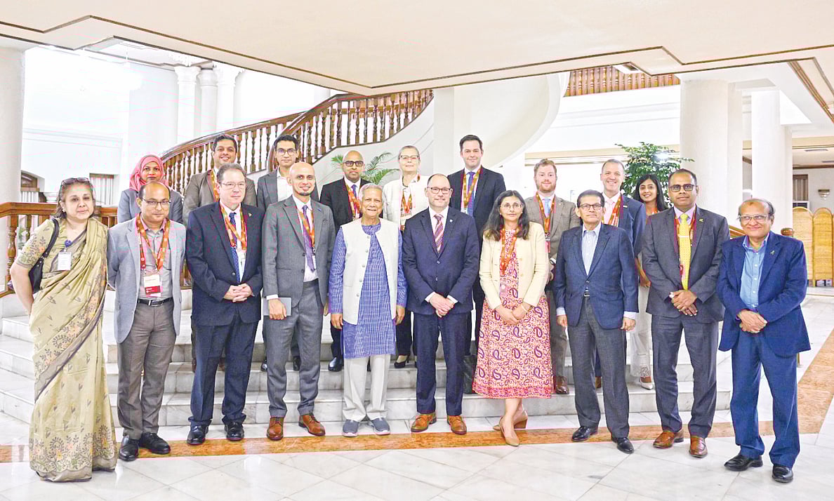 প্রধান উপদেষ্টা অধ্যাপক মুহাম্মদ ইউনূসের সঙ্গে ফটোসেশনে অংশ নেয় যুক্তরাষ্ট্রের এক্সিলারেট এনার্জির প্রতিনিধিদল। গতকাল ঢাকায় রাষ্ট্রীয় অতিথি ভবন যমুনায়