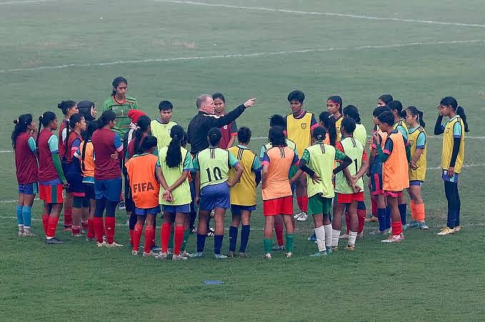 বাটলারের অধীনে অনুশীলনে ফুটবলাররা