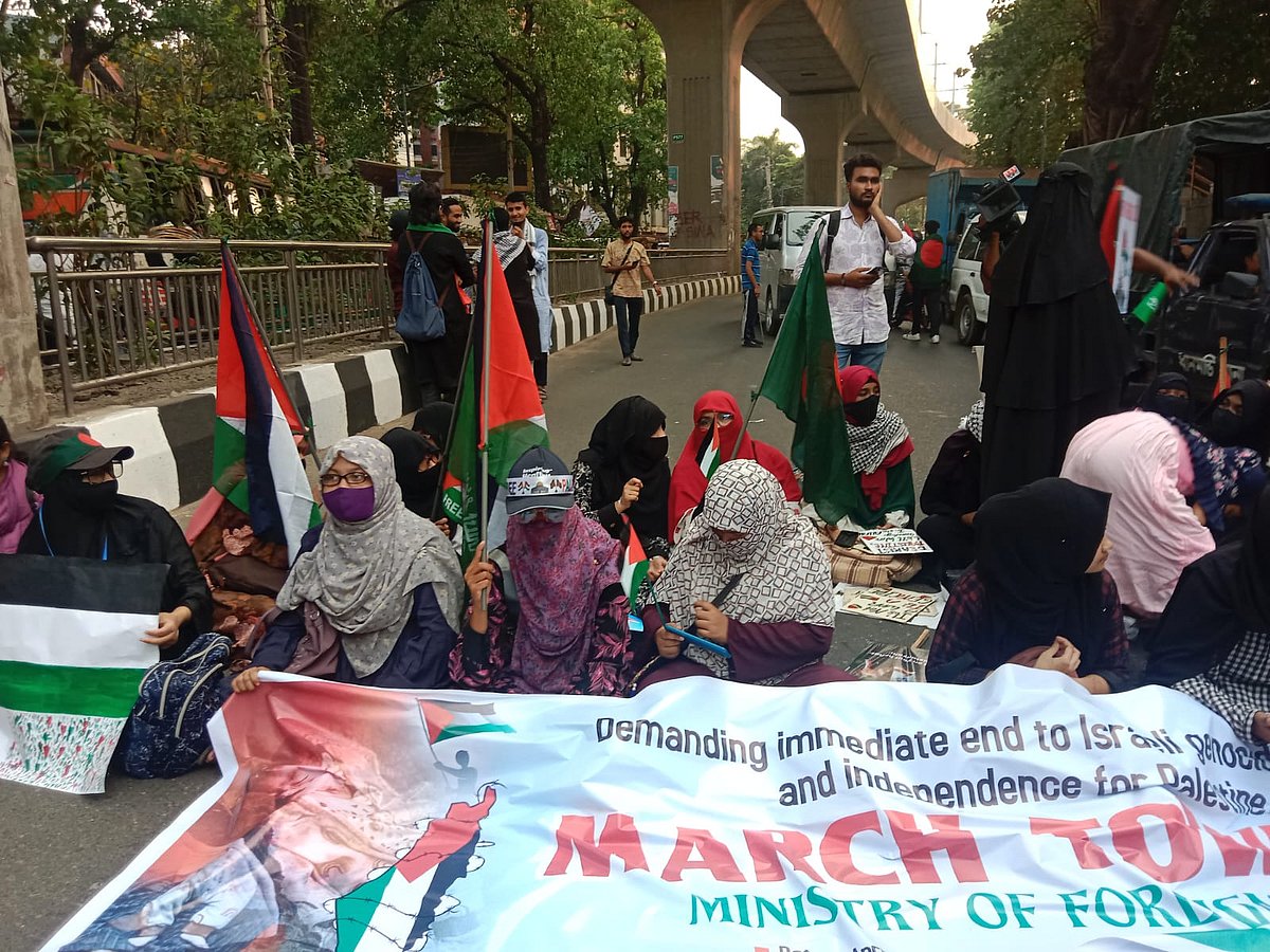 পররাষ্ট্র মন্ত্রণালয় অভিমুখী পদযাত্রা প্রেসক্লাব মোড়ে আটকে দিয়েছে পুলিশ। আজ মঙ্গলবার বিকেলে