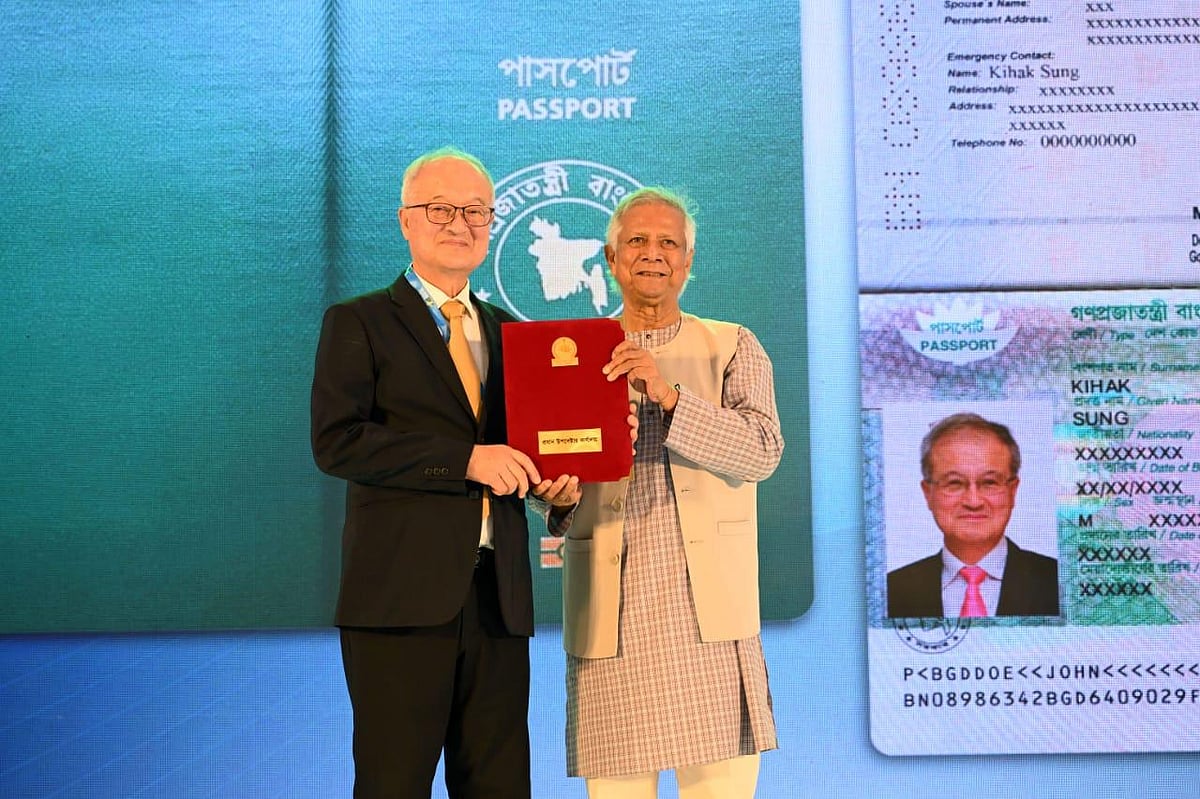 ইয়াংওয়ানের চেয়ারম্যান কিহাক সাংয়ের সম্মানসূচক নাগরিকত্ব সনদ তুলে দিচ্ছেন প্রধান উপদেষ্টা অধ্যাপক মুহাম্মদ ইউনূস। আজ মঙ্গলবার ঢাকার ইন্টারকন্টিনেন্টাল হোটেলে বিনিয়োগ সম্মেলনের আনুষ্ঠানিক উদ্বোধনী অনুষ্ঠানে।