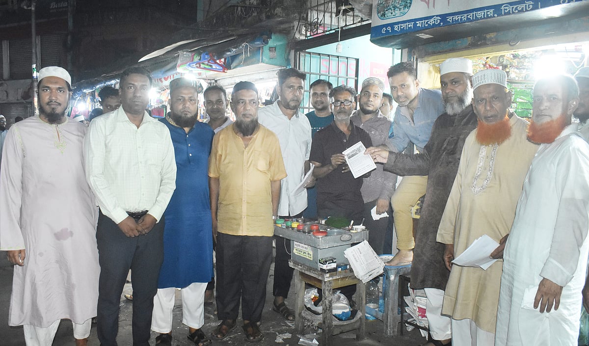 সিলেট নগরের হাসান মার্কেটের ব্যবসায়ীরা কর্মসূচি সফল করতে বন্দরবাজার এলাকায় লিফলেট বিতরণ করেন। গতকাল মঙ্গলবার সন্ধ্যায়