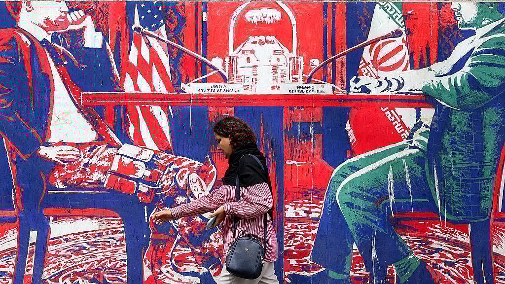 তেহরানে সাবেক মার্কিন দূতাবাসের সামনের দেয়ালে আঁকা ম্যুরাল (দেয়ালচিত্র)। যুক্তরাষ্ট্রের সঙ্গে সমঝোতার ক্ষেত্রে ইরান সরকারের দৃষ্টিভঙ্গির প্রতিফলন ঘটানো হয়েছে ম্যুরালটিতে