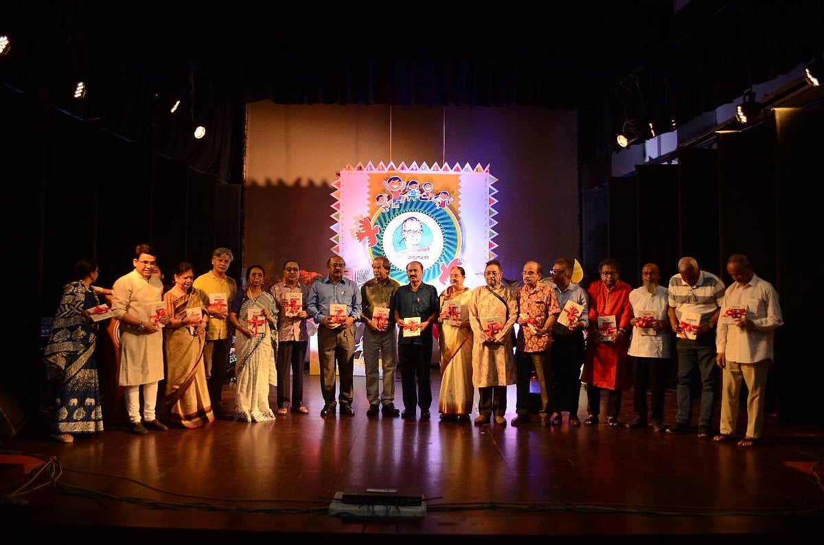 কচি-কাঁচার মেলার অডিটরিয়ামে তিন দিনব্যাপী দাদা ভাইয়ের জন্মশতবর্ষের সমাপনী অনুষ্ঠানে অতিথিরা