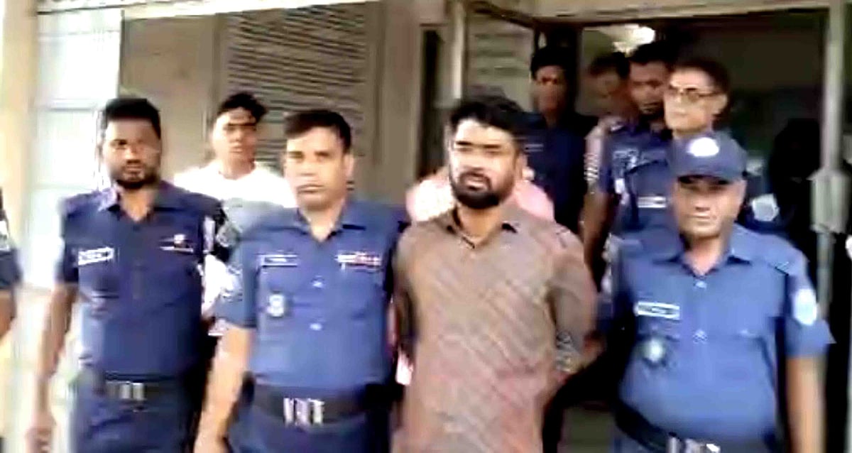 আসামি ছিনিয়ে নেওয়ার ঘটনায় গ্রেপ্তার নাটোরের লালপুরের কদিমচিলান ইউনিয়ন যুবদলের সাবেক সভাপতি মাসুদ রানাকে বুধবার দুপুরে সদর থানা থেকে আদালতে নেওয়া হয়