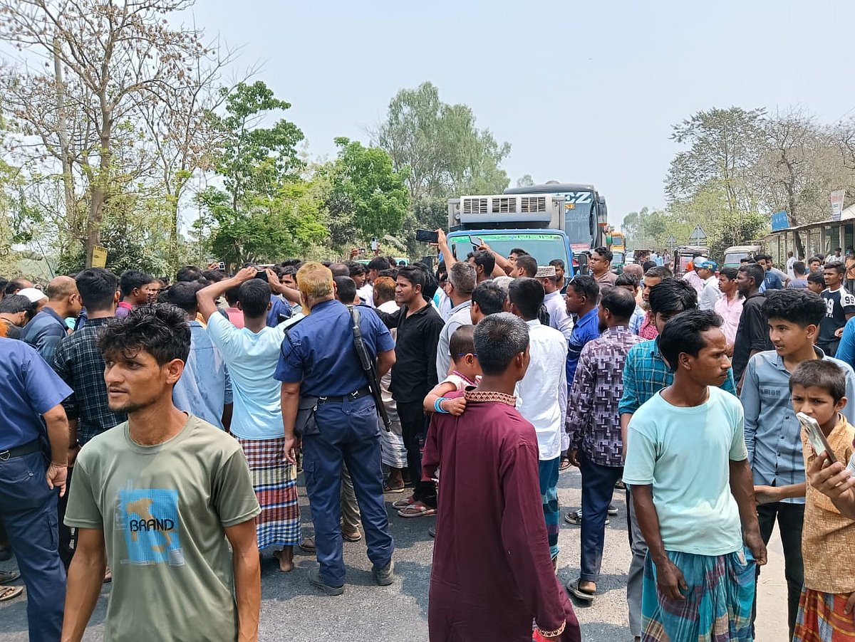 প্রধান শিক্ষকের অনুসারীরা প্রায় চার ঘণ্টা রংপুর-দিনাজপুর মহাসড়কের বরাতি এলাকা অবরোধ করেন। আজ বুধবার দুপুরে