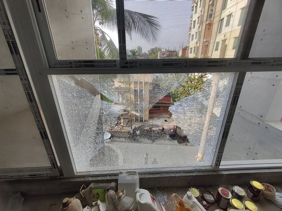 কুষ্টিয়ায় দিন–দুপুরে চালকল মালিক সমিতির কেন্দ্রীয় সভাপতি আবদুর রশিদের বাড়িতে গুলি করেছে দুর্বৃত্তরা। গুলিতে তিন তলার একটি কাঁচ ভেঙে গেছে