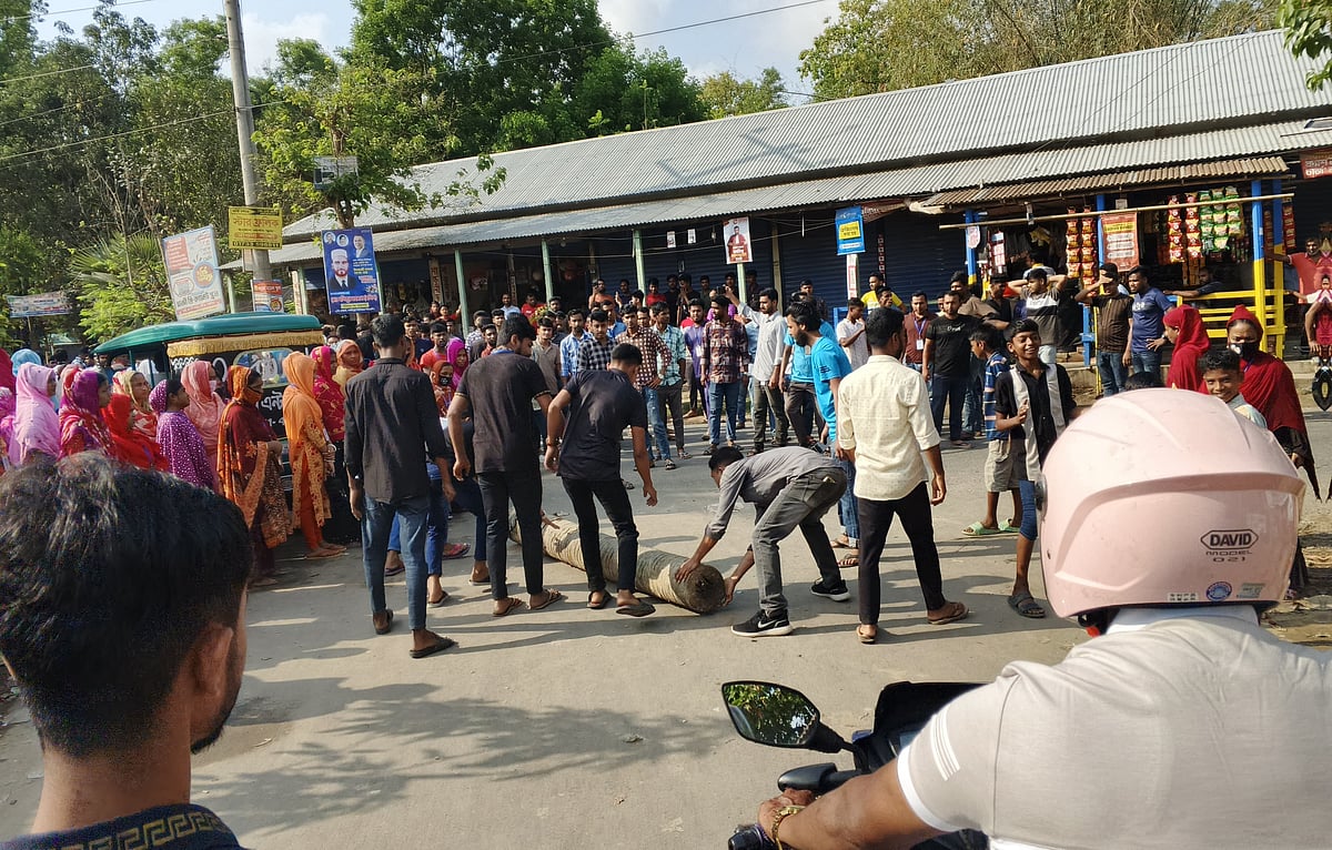 গাজীপুরের শ্রীপুরে সিঅ্যান্ড আর সোয়েটার কারখানার শ্রমিকেরা বকেয়া বেতনের দাবিতে কারখানার সামনে অবস্থান নিয়েছেন। আজ বুধবার সকাল সাড়ে ১০টার দিকে