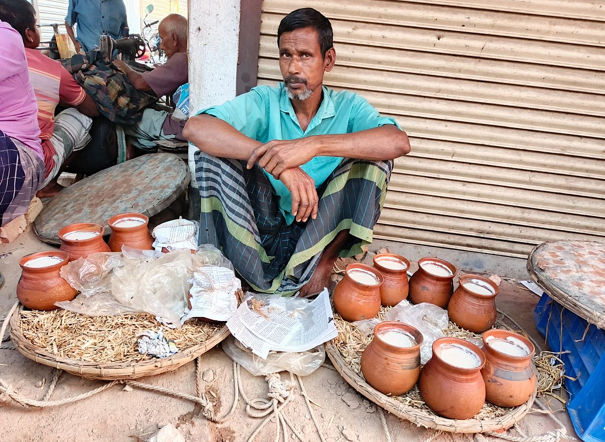 রাজশাহীর বাগমারার একটি পরিবার ‘পাতলা দই’ বানানো শুরু করেছিল। চার প্রজন্ম ধরে সেই ব্যবসাই করছেন তাঁরা
