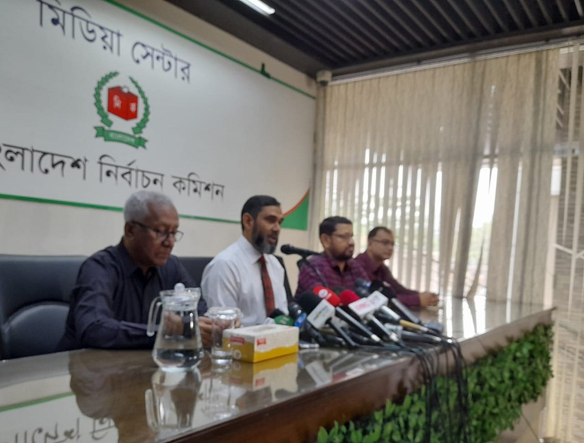 নির্বাচন কমিশনার আবুল ফজল মো. সানাউল্লাহ। আজ বুধবার রাজধানীর আগারগাঁওয়ে নির্বাচন ভবনের মিডিয়া সেন্টারে আয়োজিত এক সংবাদ সম্মেলনে