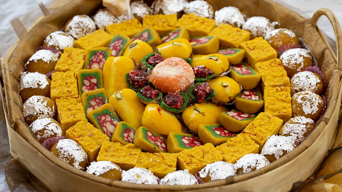 অতিরিক্ত খাবার খাওয়ার পর হঠাৎ করে নিউরনগুলো মিষ্টি খাবারের প্রতি ঝোঁক বাড়ায়