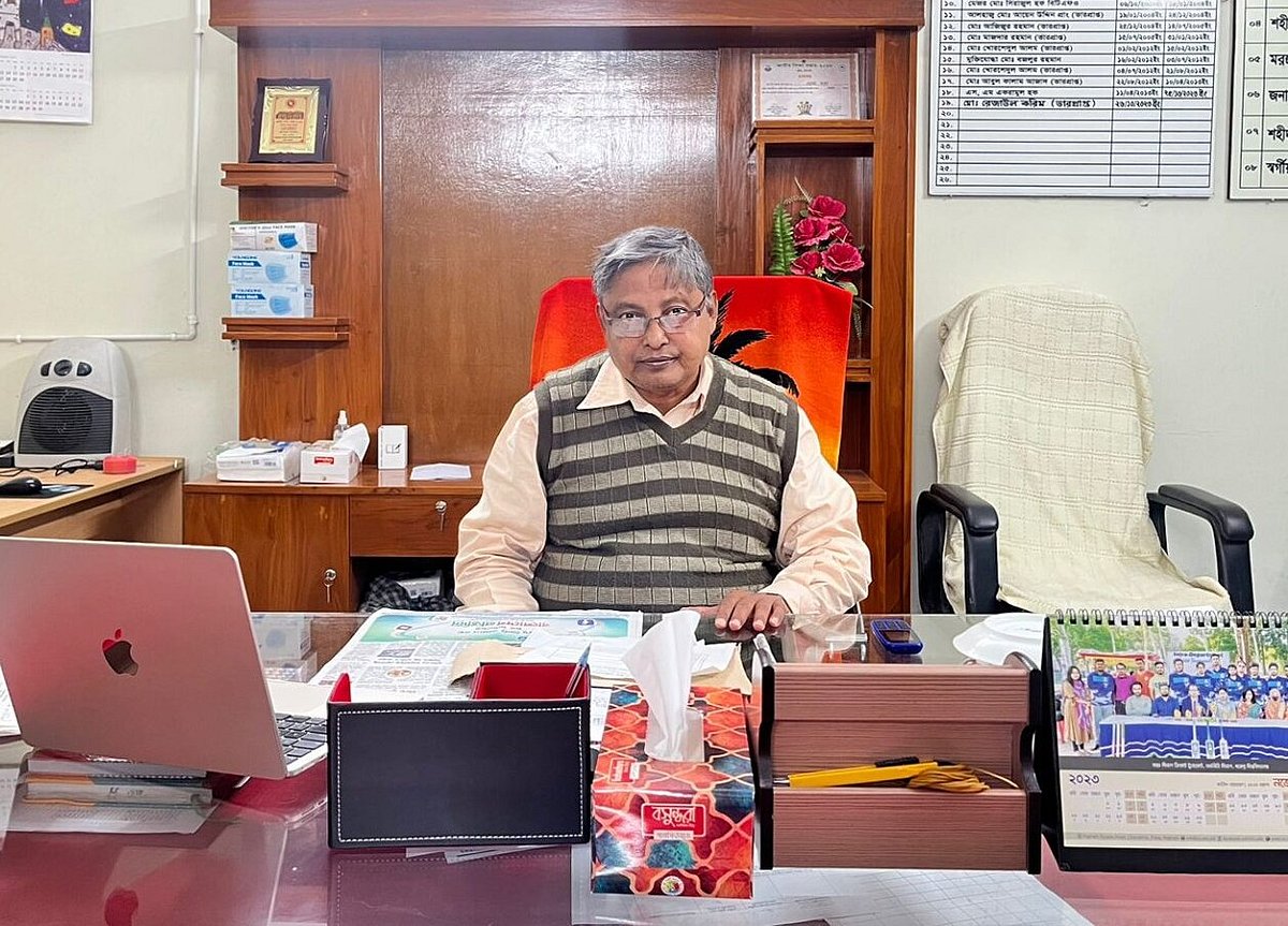 প্রয়াত অধ্যাপক মোহাম্মদ আব্দুল মুত্তালিব। মারা যাওয়ার দুই বছর পর তাঁকে অধ্যক্ষ হিসেবে পদায়ন করেছে শিক্ষা মন্ত্রণালয়