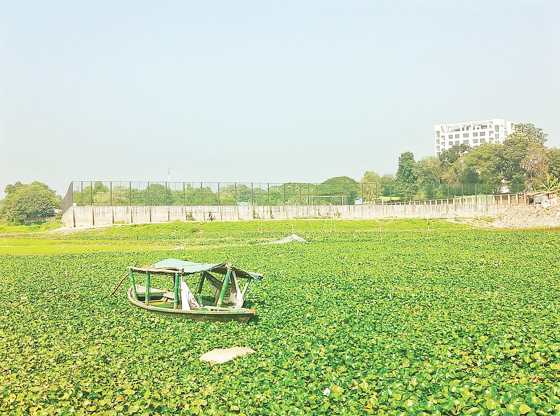 ধলেশ্বরীর পানি প্রায় শুকিয়ে গেছে। এর মধ্যে ভেসে আছে নৌকা। নৌকার ঠিক পেছনেই দেখা যাচ্ছে শেখ রাসেল মিনি স্টেডিয়াম। নদীর জায়গা দখল করে স্টেডিয়ামটি বানানো হয়েছে। সম্প্রতি ঢাকার সাভার উপজেলার ভাগলপুরে
