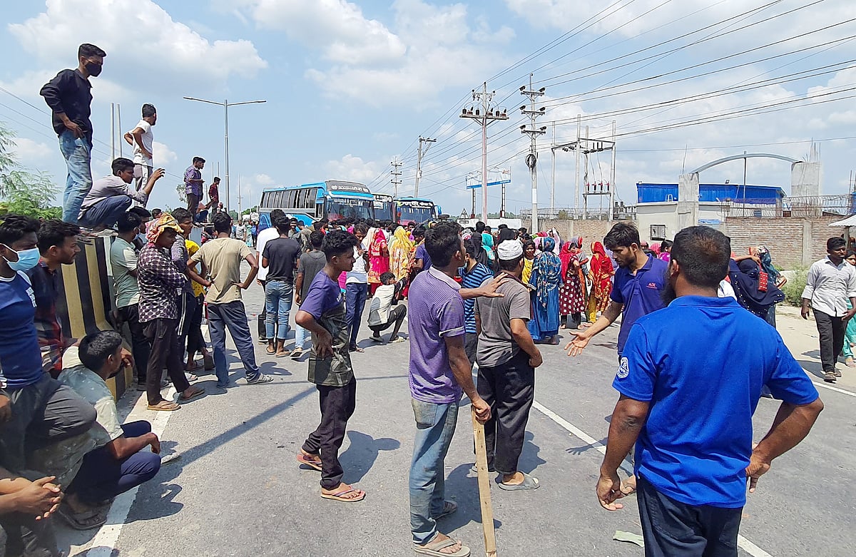 বিভিন্ন দাবিতে মানিকগঞ্জের শিবালয় উপজেলায় উথলী-পাটুরিয়া সড়ক অবরোধ করেন একটি কারখানার শ্রমিকেরা। আজ দুপুরে উপজেলার নবগ্রাম এলাকায়