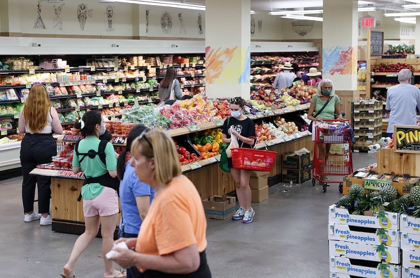 যুক্তরাষ্ট্রের ম্যানহাটানের একটি সুপারশপে কেনাকাটা করছেন গ্রাহকেরা