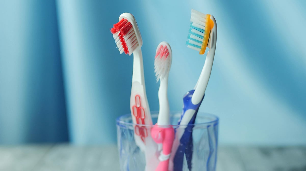 আপনার টুথব্রাশ অন্যের টুথব্রাশের সংস্পর্শে এলেও জীবাণু ছড়াতে পারে