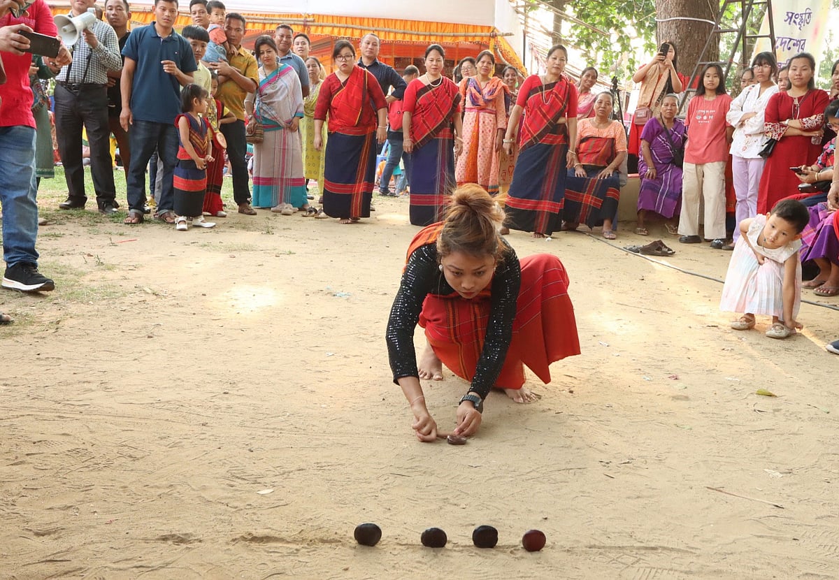 পাহাড়ি তরুণীদের কাছে খুবই জনপ্রিয় ঘিলা খেলা। রাঙামাটি ক্ষুদ্র নৃগোষ্ঠী সাংস্কৃতিক ইনস্টিটিউট আয়োজিত বিজু, সাংগ্রাই, বিষু, বৈসুক ও বিহু মেলায় এই খেলার আয়োজন করা হয়। সম্প্রতি ইনস্টিটিউট প্রাঙ্গনে