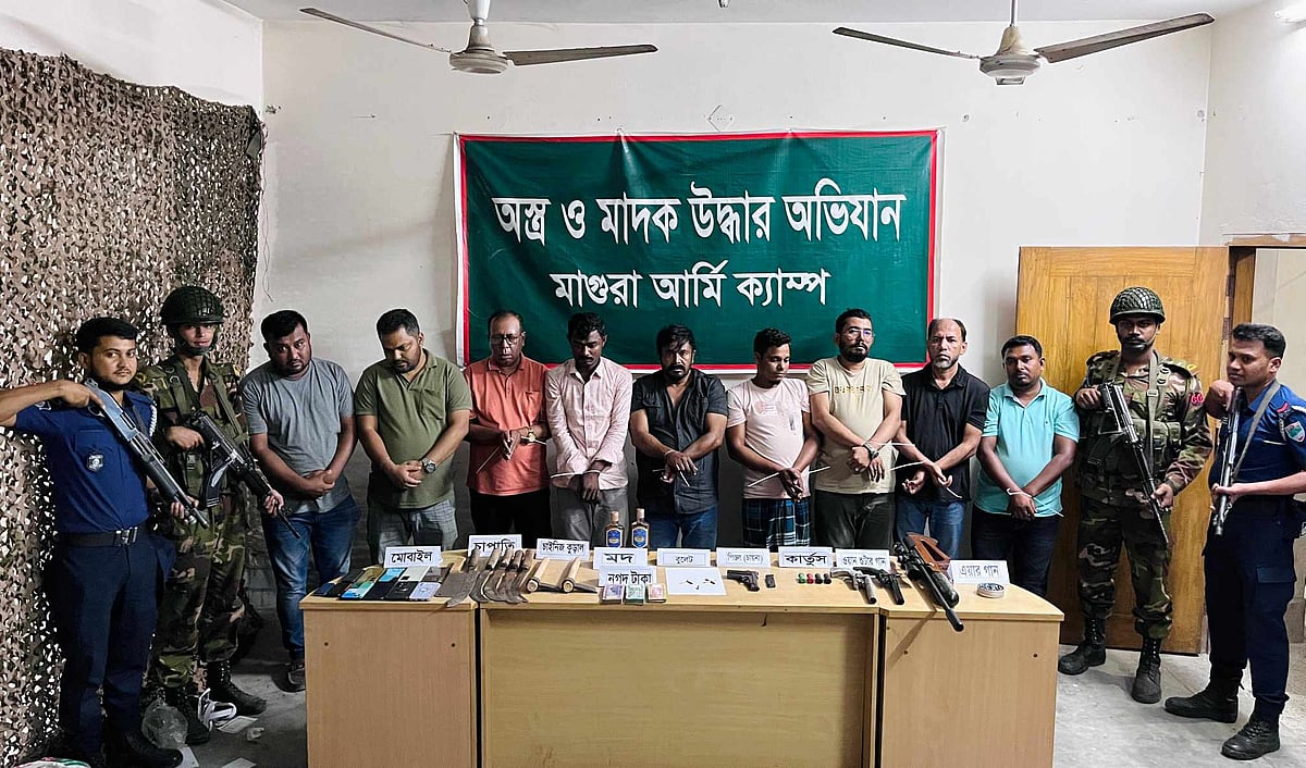 আটককৃতদের মাগুরা সেনা ক্যাম্পে নেওয়া হয়। গতকাল মঙ্গলবার রাতে