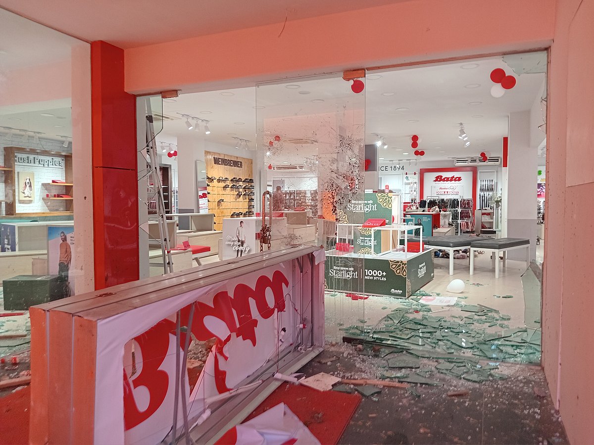 খুলনা নগরের শিববাড়ী এলাকায় গত সোমবার বাটা শোরুমে ভাঙচুর ও লুটপাট করা হয়। গতকাল মঙ্গলবার বেলা সাড়ে ১১টার দিকে তোলা ছবি