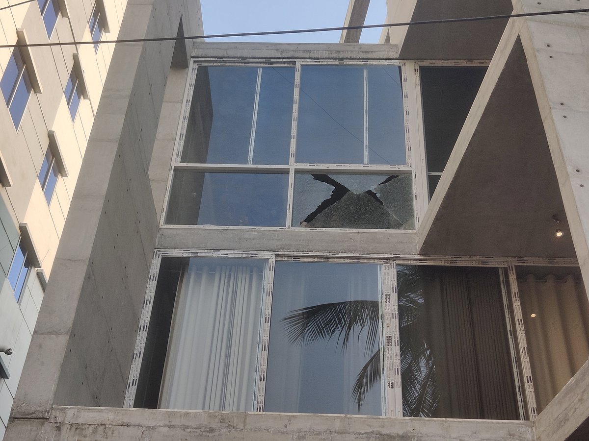 কুষ্টিয়ায় চালকলমালিক সমিতির কেন্দ্রীয় সভাপতি আবদুর রশিদের বাড়িতে গুলি করে দুর্বৃত্তরা। গুলিতে তাঁর বাড়ির তৃতীয় তলার একটি কাচ ভেঙে যায়