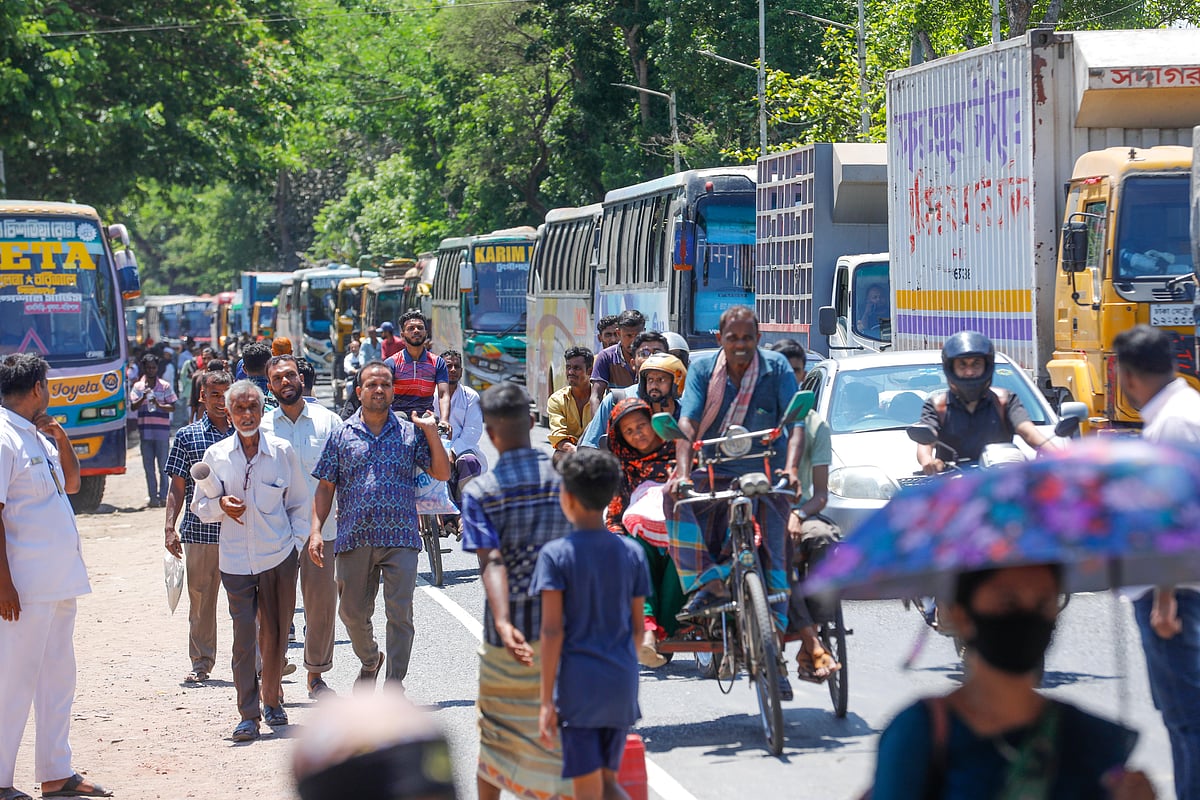 বাস চলাচল বন্ধ হওয়ায় ভোগান্তিতে পড়েন লোকজন। আজ বুধবার খুলনার রূপসা উপজেলার কুটির বটতলা এলাকায়